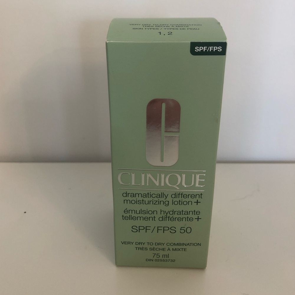 Clinique Dramatically Different Moisturizing Lotion+ SPF 50 - Light Green